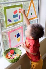 Kleef Zelf Eerst Een Voorbeeld Van Elk Prentje Op Het Blad Laat Het Kind Dan Verder Plakken Vormen Leren Leeractiviteiten Voor Peuters Kinderactiviteiten