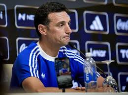 Scaloni rebate críticas sobre arbitragem e exalta Messi