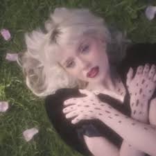 Maisie Peters "Body Better" (Mia Barnes, dir.)