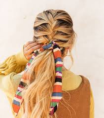 Dans cette publication, nous vous proposons quelques variantes de la la queue de cheval et la tresse se mixe enfin de former une coiffure confortable et sophistiquée à la fois. Comment Se Coiffer Avec Un Foulard