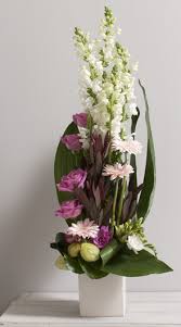 Horizon Composition En Hauteur De Fleurs Variees Avec Roses Et Mufliers Aux Fleurs D Eglise Arrangement De Fleurs Fraiches Fleurs Fraiches