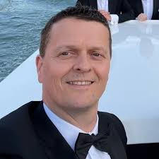 Voor ons nieuwe bedrijf 'Mulder 360°' zoek ik een ondernemende, gastvrije  collega met legal skills en meer dan 10 jaar werkervaring, om onze nieuwe  service afdeling mee op te zetten in de