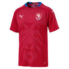 Entscheide dich ob du einen druck auf dem rücken haben willst, entweder mit deinem namen oder dem deines lieblingsspielers. Tschechien Trikot 2018 19