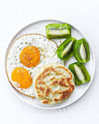 Petit Dejeuner Du Jour Deux Oeufs Au Plat Un Kiwi Un Muffin Anglais Nature Que Je Toast Avec Du Beurre Et De La Confiture S Desayuno Saludable Desayuno