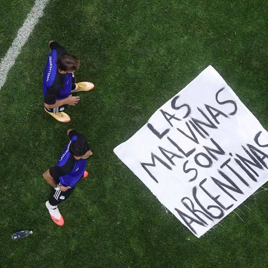 Milei habló de la bandera de Malvinas que mostraron los jugadores y el gobierno inglés pidió que la FIFA investigue - LA NACION