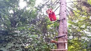 Außerdem karabiner, eine seilrolle und ein zugseil, um die seilbahn mit allem ausstatten zu können, was eine solche bahn üblicherweise. Seilbahn Im Garten Verbessert Youtube