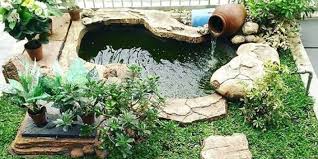 Kolam ikan di depan rumah ini sangat menawan dengan batu sungai yang memenuhi semua sisinya. Desain Taman Minimalis Di Lahan Sempit