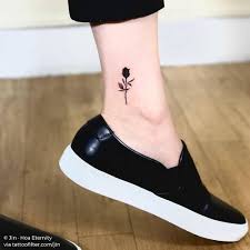 Black Rose Tattoo On The Ankle Tatuaje Pequeno Tobillo Tatuaje Tobillo Mujer Tatuajes De Brazalete En El Tobillo