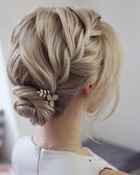Dikdortgen Yuz Tipine Sahipsen Bu Ensede Topuz Modeli Sana Da Cok Yakisacak Biz Bayildik X1f In 2020 Cute Braided Hairstyles Braids For Short Hair Short Hair Styles