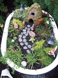 All I Need Is An Odl Tub And Bam A Little Place For The Kids To Have Their Own Garden Space And Use Old Barbie Furniture Mini Garten Feengarten Garten Deko