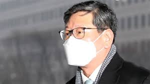 그간 경찰은 이용구 차관의 폭행 건이, 승하차를 위해 정차 중일 때라도 운전기사를 폭행하면 피해자가 처벌을 원치 않아도 입건되는 특가법 적용 대상 범죄임에도 '단순 폭행'으로 보고 내사 종결 처리했다는. ê²€ì°° ì´ìš©êµ¬ íƒì‹œê¸°ì‚¬ í­í–‰ ì‚¬ê±´ ê³ ë°œì¸ ì¡°ì‚¬