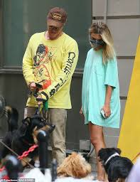 Emily Ratajkowski And Sebastian Bear Mcclard Step Out In Pastels In Ny In 2020 Emily Ratajkowski Nyc Girl Funeral Outfit Winter