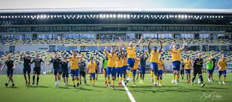 De kanarie van stvv amuseert zich met marshmallows boven een denkbeeldig. Stvv Home Facebook