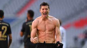 Robert lewandowski was born on 21 august 1988 in warschau and plays for fc bayern münchen. 41 Saisontore Lewandowski Ubertrumpft Gerd Muller Br24