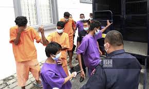 Ketua polis daerah johor bahru selatan, asisten komisioner mohd padzli mohd zain berkata, ujian saringan ke atas pemandu itu mendapati dia positif dadah dan akan disiasat mengikut seksyen 15(1)(a) akta dadah berbahaya 1952. Edar Dadah Lima Beradik Berdepan Hukuman Mati