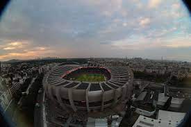 Het zorgde daarom voor een unicum in het franse voetbal, omdat de club dat seizoen ook al de trophée des champions , de coupe de la ligue en het franse landskampioenschap binnenhaalde. Das Stadion Von Paris Parc Des Princes
