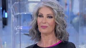 Vista la popolarità ottenuta, nel 2002 partecipa in veste di opinionista a buona domenica, con maurizio costanzo, e assume lo stesso ruolo a uomini e donne. Isabella Trono Over Caschetto Biondo E Corto Come Gemma Galgani La Dama Di Uomini E Donne Stravolge Il Look Solonotizie24