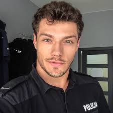 Sierżant Wojciech Niedźwiecki melduje się na służbie 👮🏻‍♂️ Nagrania do 11  sezonu serialu „Policjantki i Policjanci” cały czas trwają, a efekty naszej  pracy będziecie mogli oglądać już od września na antenie TV4