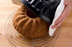 / die torte aus der form lösen und auf einen tortenteller stürzen. Gugelhupf Zubereiten Grundrezept Gutekueche At