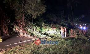 Antara lain kejadian tanah runtuh yang terbaru berlaku pada tahun 2007. Tanah Runtuh Halang Laluan Ke Kundasang