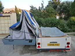 Frigo, 2 plaques gaz un auvent et une annexe cuisine. Caravane Pliante Raclet