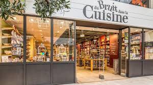 Y'a une boutique qui s'appelle du bruit dans la cuisine, nous rentrons a l'interieur. Votre Magasin Du Bruit Dans La Cuisine Va T Il Fermer