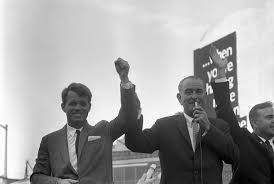 Lyndon baines johnson urodził się 27 sierpnia 1908 roku niedaleko stonewall, jako syn farmera sama johnsona i jego żony rebeki. Robert Kennedy And President Lyndon B Johnson 1964 Humanities Texas
