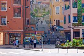 Wir sind eine traditionell hessische „äbbelwoiwertschaft in idyllischer lage mit großem biergarten, seeterrasse und strandbar mit. Bemalte Hauser In Lyon Spontan Wild Und Kuchen