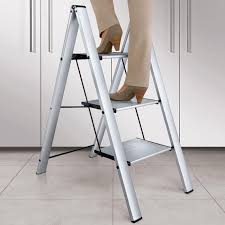 Italienische Alu Trittleiter Sicherer Und Schoner Mit Extra Tiefen Stufen Dennoch Auf Flache 4 Cm Klappbar Trittleiter Klapphocker Holz Sprossenleiter