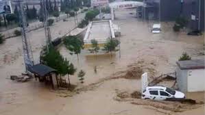 Ayancık çayı taştı, araçlar sel sularıyla sürüklenirken,. I9jwxv9s3cprzm
