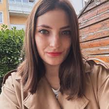 Lisa Barta's Instagram, Twitter & Facebook