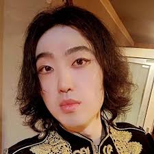 나는 미국에 와서 석사 박사까지하고 교수가 못돼서 마음에 한이 있다. 피아니스트로 교수가 되려면 실력이 완전 어마무시하게 좋든지. 아님  연주도 하고 가르치기도 잘하고 연구도 하고 발표도 하러 다니고 그래야 하는건데. 그걸 몰랐다. 아무도