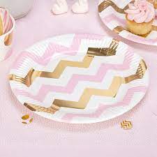 Et pour une déco de salle dans la tendance du moment, vous pourrez choisir un thème lama & cactus, petite licorne, baby shower iridescent ou baptême rose gold. Assiettes Chevrons Rose Et Or