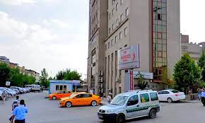 Trenden inip yunus emre parkına doğru yürümek istediğinizde, yaya yolu. Etimesgut Belediyesi Tip Merkezi