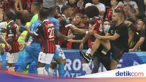 The match has restarted for a marseille corner, but there are no marseille players to take it! Yofcinzrf5nixm