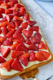 Rezept für einen tollen kuchen zum 1. Einfacher Erdbeer Pudding Kuchen Vom Blech Auch Fur Den Thermomix Einfach Malene