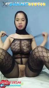 Jilbab hitam colmek