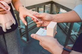 Diharapkan hubungan pernikahan pun sulit terpisahkan dan bersatu selamanya, walaupun tidak ada aturan yang pasti mengenai tangan kanan atau kiri. Cincin Tunangan Atau Cincin Kawin Dipakai Di Jari Mana Fifth Bloom