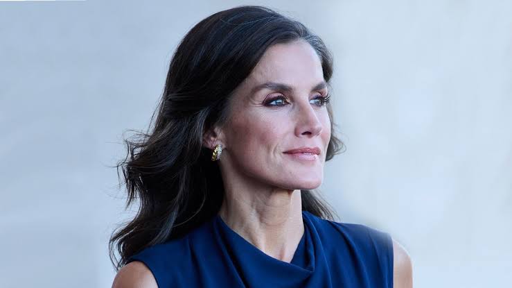 The hidden meaning behind Letizia Ortiz's blue dress at Leonor's  swearing-in ceremony | Glamour UK