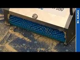 Das teppichreinigungspulver kann man entweder auf den hausmittel zum teppich reinigen. Reinigungsgranulat Mit Carpetlife Profi Einmassieren Und Abtragen Teppich Trockenreinigung Youtube