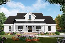 Symmetrical Houses Satisfying Features