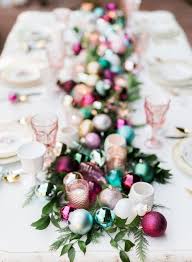 Une Idee Tendance Pour Decorer La Table De Noel Fabriquer Un Centre De Table Avec Des Boules De Noel Colorees Et Ajout Decoration Noel Tendances De Noel Noel