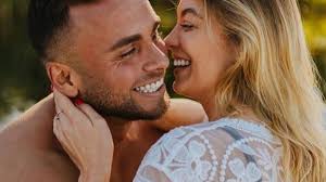 Chris z "Hotelu Paradise" ogłosił płeć i imię dziecka. Przy okazji pokazał  zdjęcia z pięknej sesji