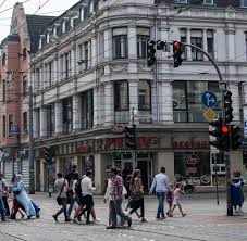 Wo Kinder In Aller Ruhe Auf Autos Herumtrampeln Welt