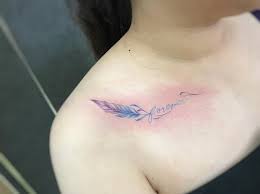 女孩兒的羽毛文字女孩特地叮囑我要輕輕淡淡淺淺的羽毛因此很怕顏色調過重 所以在刺的時候腦袋莫名不斷重複著輕輕淡淡淺淺 輕輕淡淡淺淺 差點就默念出來惹顆顆