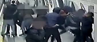 Camerele de supraveghere de la staţia de metrou dristor au surprins imaginile șocante când victima a fost împinsă pe şinele de tren de femeia cu tublurări înainte, suspecta ar fi încercat să ucidă o altă fată, o tânără în vârstă de 20 de ani, la staţia de metrou costin georgian. BÄƒrbat Snopit In BÄƒtaie La Metrou De Un Grup De Tineri Printre Care Si O FatÄƒ Video Socant Stirileprotv Ro
