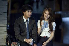 我可能不會愛你》台詞過了十年卻更有感：「我要用自己的錢，買自己的包包，裝自己的故事」 | Vogue Taiwan