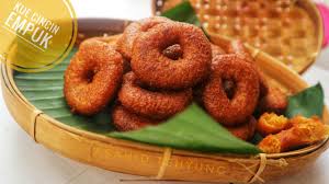 Uli doh memanjang dan potong kecil. Cara Mudah Membuat Kue Cincin Yang Gurih Dan Empuk Youtube