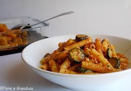 Per preparare queste mezze maniche veloci con la 'nduja, per prima cosa mettete la pasta sul fuoco: Sedanini Con Zucchine E Nduja Pane E Gianduia
