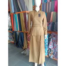 Trend perkembangan model rok kebaya batik dengan atasan kebaya, kemudian baju blus, tunik memang sekarang sangat banyak digemari oleh pecinta fashion di indonesia. Model Baju Pdh Rok Kembang Desain Baju Cantik Modern